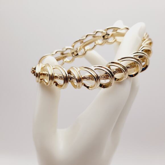 Vintage 1960s Gold Tone Looped Link 7 Inch Bracelet - Picture 2 of 10